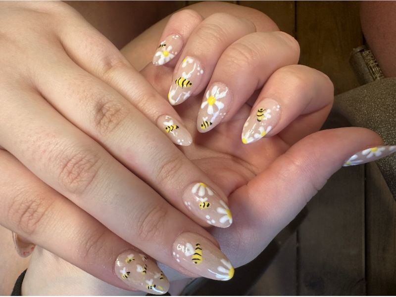 Bees and daisies hand-painted nail art